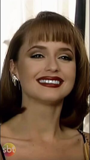 Gabriela Spanic Instagram - "Olá queridinhos!"
Eu, a Gaby Spanic, a verdadeira Paola Bracho, venho para avisar que
a icônica novela "A Usurpadora" estará de volta às telas! 😍✨ 
Em março, o SBT traz a oitava reprise dessa apaixonante história que conquistou nossos corações com as inesquecíveis gêmeas Paola e Paulina. 💋 
Prepare-se para reviver os intensos dramas e as reviravoltas inesperadas que essas duas irmãs idênticas, mas tão diferentes, nos proporcionam. Só quem já assistiu sabe o quanto esta novela te prende!
Não perca a oportunidade de relembrar as atuações marcantes que fizeram desta novela um clássico. Marque no seu calendário e prepare-se para "A Usurpadora"! 🗓️✨ Não esqueça de compartilhar com seus amigos e familiares para que ninguém fique de fora desse emocionante retorno. 
Afinal, você é do time Paola ou Paulina? Me contem aqui  nos comentários e
Nos veremos em breve! Amo vocês. 🤍 
TOTAAAAL! 💋 

-

"¡Hola queridos!"
 Yo, Gaby Spanic, la verdadera Paola Bracho, vengo a advertirles que
 La icónica telenovela “La Usurpadora” volverá a la pantalla. 😍✨ 
 En marzo, SBT trae la octava repetición de esta apasionante historia que cautivó nuestros corazones junto a las inolvidables gemelas Paola y Paulina. 💋 
 Prepárate para revivir los intensos dramas y giros inesperados que nos regalan estas dos hermanas idénticas pero muy diferentes. ¡Solo quienes la han visto saben cuánto te atrapa esta telenovela!
 No pierdas la oportunidad de recordar las destacadas actuaciones que hicieron de esta telenovela un clásico. ¡Marca tu calendario y prepárate para "El Usurpador"! 🗓️✨ No olvides compartir con tus amigos y familiares para que nadie se quede fuera de este emocionante regreso. 
 ¿Prefieren Paola o Paulina?  Cuéntamelo aquí en los comentarios y
 ¡Nos vemos pronto! Los quiero. 🤍 
 ¡TOTAAAAL! 💋

#Gabyspanic #GabrielaSpanic #Ausurpadora #Lausurpadora #PaolaBracho #Paulinartinez #Novelasmexicanas #SBT #AverdadeiraPaolaBracho #fondationdentreprisericard