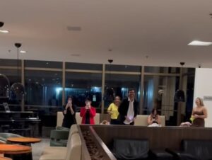 Gabriela Spanic Instagram - Celebrando meu aniversário con meus queridos amigos aqui en Goiânia. Também Recebi a visita dos meus queridos fãs na saída do hotel, obrigada por tanto amor e pelos presentes! Los amo a tiempo! Total!

Não percam meu show dia 14/12 ás 19:30 no @cariocaclub em São Paulo e meus eventos no Domingo ás 10h e ás 14h no Meliá Paulista @meliahotelsbr , obtenha as suas entradas nos links que estão aqui na bio do meu perfil.

Vestuário: @splash.boutique
Hotel: @sjpremiumhotels