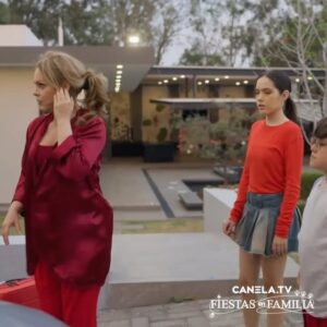 Gabriela Spanic Instagram - Ya viene la Navidad a Canela.TV 🎄 y sí, viene llena de mucho AMOR ♥️ 

Ya puedes ver Amor en Navidad ♥️🎄 totalmente gratis en la app Canela.TV y disfrutar las fiestas con grandes historias que te llenarán de ternura 🥰 

#CanelaTV #AmorEnNavidad #GabySpanic #JulianGil #GonzaloGarciaVivanco #MarjorieDeSousa #PattyManterola #RafaelNovoa