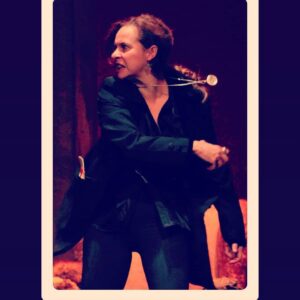 Gabriela Toscano Instagram - Hace Ocho años Estrenamos Hamlet la Metamorfosis  en @caferivas con un Elenco de doce actores ,un año de ensayo entre seis y ocho horas por día,toda una experiencia que nos cambio la vida.
Gracias @rivas_teatro por darme la oportunidad de ponerme en la piel de uno de los grandes personajes del teatro. Hamlet una mariposa que se convierte en un gusano para vengar la muerte de su padre.