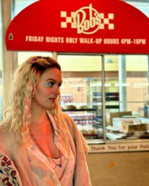 Gage Golightly Instagram - Don’t get me wrong, going out is fun but… milkshakes just taste better at home #introvert #fridaynight