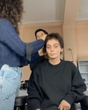 Gaia Girace Instagram - “Girasoli” è finalmente su @skyitalia @nowtvit ❤️
La salute mentale è un tema che mi sta molto a cuore e ho dato totalmente anima e corpo a Lucia per rappresentare al massimo il disagio e la sofferenza che tanti bambini e tante persone hanno vissuto in quegli anni e che tanti continuano a vivere ancora oggi.
Volevo ringraziare con tutto il cuore
@catrinelmarlon per avermi affidato questo personaggio coraggioso e per essere stata sempre attenta e premurosa
@leif_jou e @daniela.tosco fondamentali per costruire insieme Lucia in tutte le sue sfumature
@mariarosaria.mingione @davide_cirri @angelacurri_ @pietrogiull e tutti i bambini per essere stati dei meravigliosi compagni di viaggio
@monicaguerritore e Pietro Ragusa per me sono state due guide preziosissime.
A tutti i reparti che hanno fatto un lavoro di gruppo incredibile!
È stata una grande fortuna condividere questo set con tutti voi, grazie grazie grazie!🍀