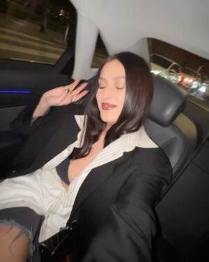Gaia Gozzi Instagram - Fashion week, cibo e chaotic energy per ricordarvi che tra 20 giorni esce il mio nuovo disco ROSA DEI VENTI 🌬️🌹