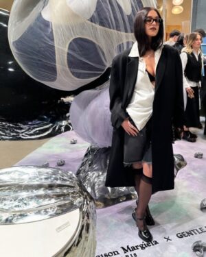 Gaia Gozzi Instagram - Fashion week, cibo e chaotic energy per ricordarvi che tra 20 giorni esce il mio nuovo disco ROSA DEI VENTI 🌬️🌹