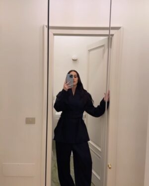 Gaia Gozzi Instagram - Fashion week, cibo e chaotic energy per ricordarvi che tra 20 giorni esce il mio nuovo disco ROSA DEI VENTI 🌬️🌹
