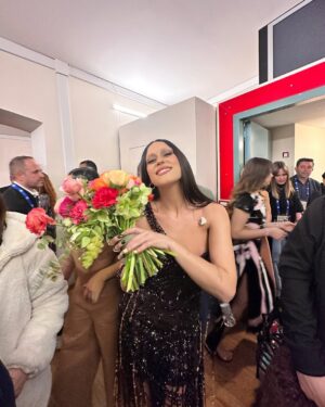 Gaia Gozzi Instagram - Prima che iniziasse questa settimana di emozioni intense, performance all’1 di notte ed energia caotica mi ero prefissata un unico obiettivo: provare ad arrivare alla gente per ciò che sono. 
I numeri, le classifiche vanno e vengono. Ho già toccato buoni picchi e sentito vuoti immensi e ho compreso che il mio fine non è mai stato quello, ma di mostrarmi a più gente possibile per ciò che sono realmente, per le mie culture, radici, personalità, per come vivo la musica e per l’Amore e Rispetto che provo per il palco. 
Ho capito che preferisco farmi guidare dal vento e accogliere qualsiasi direzione mi proponga, ho capito che l’Universo è sempre più ironico perché l’Amore del pubblico che ho ricevuto ieri mi conferma che è tutto giusto, proprio così com’è. Ho capito che se sei felice di ciò che fai, delle persone che hai a fianco e hai fede nel processo, ti sentirai finalmente sbocciare. 
Ringrazio il pubblico, il palco di Sanremo e tutte le persone che hanno reso possibile questo show. 
Grazie Orchestra @riccardozangirolami @pinaxa, ballerini del mio cuore @shadesofbanana, @kristijanbesirovic @giulia.boscolo @jesus_guia10, team artistico @simonepeluso_  @edoardopigliapochi  @alessandrotuccillo @michele___perna  @caterinapinsi , team musicale @madfingerz @iamzef @tropico_petrella @theo_riginalone , coreografico @carlos.diaz.gandia @claudia_laruccia @lacciolandstudio, vocal coach @elisabetta_cois , team Glam @poiccahontas @alfredohaircesarano, @unghiedellamadonna, team styling @albamelendo @gretatede @ornella_maglione , ufficio stampa @goigest @mariacarla.m , team social @orbita_____ @silviess @daiiisam, discografica @sonymusicitaly @columbiarecordsitaly @manuelnik10, @claudiatiano, @_giuliamazzetto_ @saraoolivetti @claudia_attanasi e management @annapandabrio @giovanniromano__ @urubambastudio @pachulombroni @mynameispallina per le capriole fatte negli ultimi mesi (non giorni, MESI!🙏🥹❤️). 

Grazie alle persone che mi seguivano e continuano questa storia d’amore tra di noi, grazie a chi mi ha scoperta ora e accolta con affetto, nulla è scontato. 
Grazie bellezze, a Voi vi chiamo tutti ve lo giuro!!!! 

G