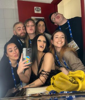 Gaia Gozzi Instagram - Contenta di aver portato la chaotic energy per tutta Sanremo

Vi amoo ❤️

GRAZIE

#sanremo2025