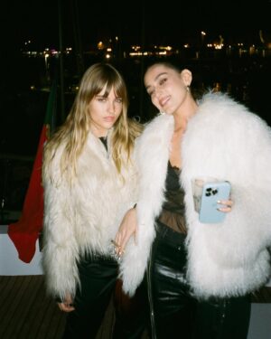 Gaia Gozzi Instagram - Fashion week, cibo e chaotic energy per ricordarvi che tra 20 giorni esce il mio nuovo disco ROSA DEI VENTI 🌬️🌹