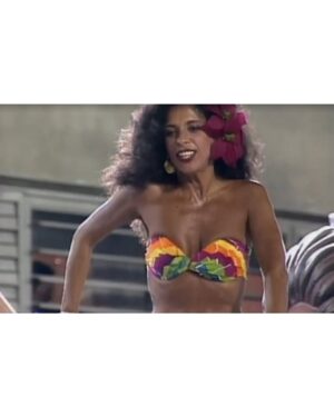 Gal Costa Instagram - 🎊🥁 O carnaval tá chegando! Estão animados?
Gal maravilhosa no desfile histórico da escola de samba Mangueira com enredo em homenagem aos Doces Bárbaros, em fevereiro de 1994. A escola não ganhou o campeonato, mas o samba enredo “Atrás Da Verde-Rosa Só Não Vai Quem Já Morreu” (1994) se tornou um clássico da escola carioca. Concordam?

Vídeo: @g1

#GalCosta #EquipeGal
