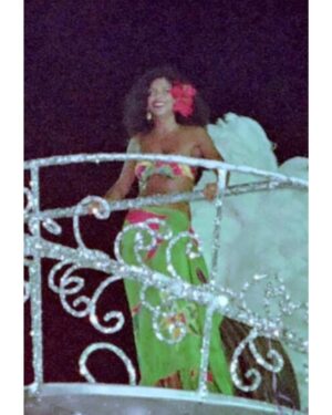 Gal Costa Instagram - 🎊🥁 O carnaval tá chegando! Estão animados?
Gal maravilhosa no desfile histórico da escola de samba Mangueira com enredo em homenagem aos Doces Bárbaros, em fevereiro de 1994. A escola não ganhou o campeonato, mas o samba enredo “Atrás Da Verde-Rosa Só Não Vai Quem Já Morreu” (1994) se tornou um clássico da escola carioca. Concordam?

Vídeo: @g1

#GalCosta #EquipeGal
