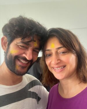 Gauri Pradhan Tejwani Instagram - Happy Holi guys …please be safe and please save water .. 🤗🤗🤗🤗
#hitentejwani #gpradhan #love #grateful #happy #holi #colour