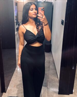Gayathri Ashok Instagram - Loyal to black ✨

Styling @houseofmesscal @ashliacherian 
Accessories @thousandthings.cochin 
Makeup @makeupbydimpleramsay 
Hair @amrink969 

#allblackeverything #blacklove