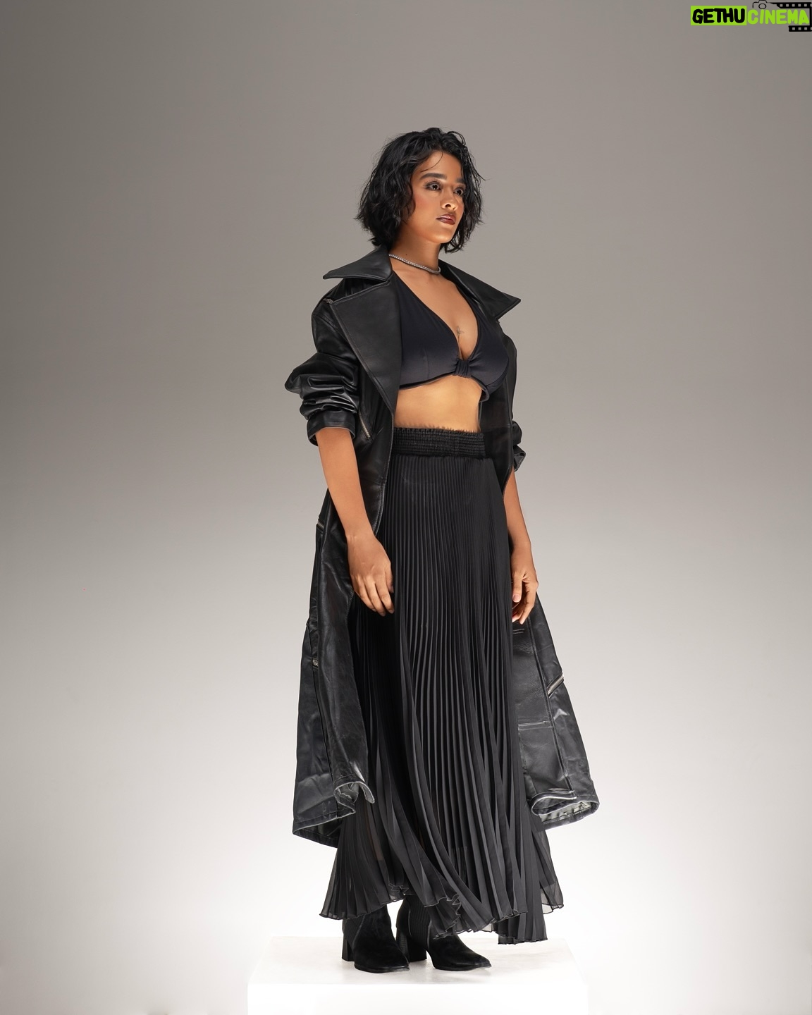 Gayathrie - 53.6K Likes - Been working on myself. Do you see it? 👀

Crew : 
Photography : @waranyogesh_v
Styling : @navaa_rajkumar
Mua : @purpleparrot.makeup & hair  @thestyles_byashi 
Video : @satishkanna07 @joel_jerrif
Post production : @tbirdrider