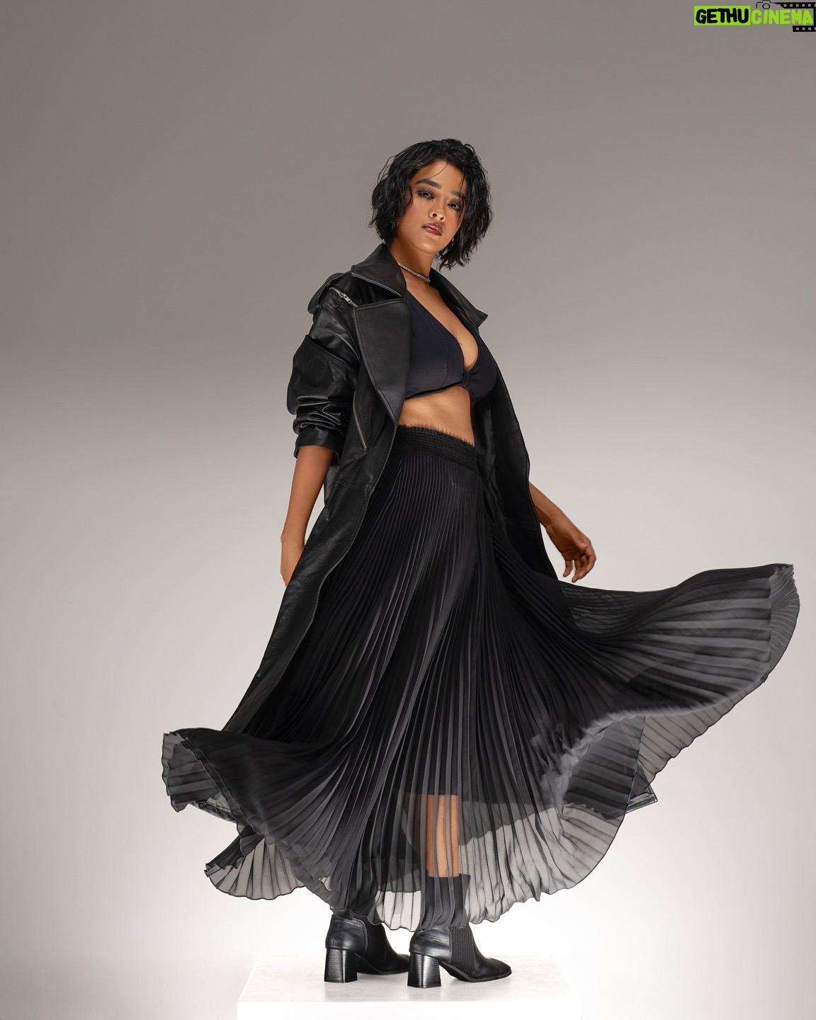 Gayathrie - 53.6K Likes - Been working on myself. Do you see it? 👀

Crew : 
Photography : @waranyogesh_v
Styling : @navaa_rajkumar
Mua : @purpleparrot.makeup & hair  @thestyles_byashi 
Video : @satishkanna07 @joel_jerrif
Post production : @tbirdrider
