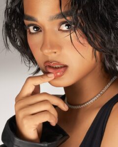 Actress Gayathrie HD Photos and Wallpapers August 2025