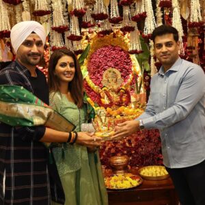 Geeta Basra Instagram - Thank you honourable @mieknathshinde ji and @drshrikantshinde for a wonderful Ganpathi Darshan at your beautiful home.. May Lord Ganpathi bless us all.. Ganpathi Bappa Morya ❤️🙏
