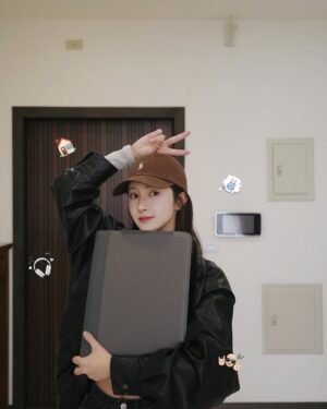 Genie Chen Instagram - 2.20 有殼日 🏠

約莫在五年前許下要買房子的願望
兜兜轉轉終於在今年完成這項人生清單

今天是交屋的日子，暖暖陽光灑進來，已經開始期待入住後的點點滴滴。

目前仍是空屋階段，未來要更加努力讓屋子變得溫馨
若有傢俱、家電廠商，也歡迎找我合作 🫶🏻🤎