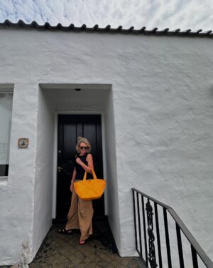 Georgie Gardner Instagram - Unashamedly thrilled to show off my new Urban Traveller @murphandmurph & super proud to support my beautiful friend Anna who’s built this business with her sister Catherine from scratch! If you choose one bag this season make it a @murphandmurph & how good is tangerine?! @davidcampbell73 on vocals obviously! #supportlocal