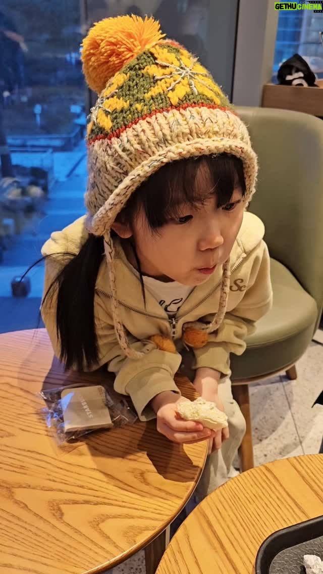 Gi So-you - 1.5K Likes - 뇸뇸뇸 냠냠냠
ㆍ
ㆍ
ᆢ
#기은유 #기소유 #일상생활 #현실남매👦👧