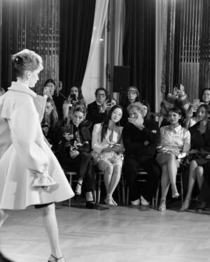 Gia Kim Instagram - @viktorandrolf Couture week 

📸 @jeremy.melloul
@platformprteam
