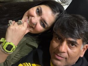Girija Oak Instagram - चाँदनी रातें. कहानी नास्तेंका और दीवाने की. या कहें कि तमाम दीवानों की.
यारा @girijaoakgodbole का नाटक दिलदारा गुंजन और दोस्तों संग देखा.जश्न मनाया. केंद्रीय किरदार की आफ्टर लाइफ थकान भी देखी. रंगमंच के रंग देखे और प्रिय कवि नरेश सक्सेना जी से मिला. पूर्वा नरेश, उनकी बेटी इस नाटक की लेखक और निर्देशक हैं.