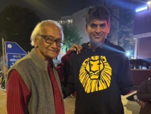 Girija Oak Instagram - चाँदनी रातें. कहानी नास्तेंका और दीवाने की. या कहें कि तमाम दीवानों की.
यारा @girijaoakgodbole का नाटक दिलदारा गुंजन और दोस्तों संग देखा.जश्न मनाया. केंद्रीय किरदार की आफ्टर लाइफ थकान भी देखी. रंगमंच के रंग देखे और प्रिय कवि नरेश सक्सेना जी से मिला. पूर्वा नरेश, उनकी बेटी इस नाटक की लेखक और निर्देशक हैं.