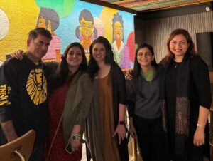Girija Oak Instagram - चाँदनी रातें. कहानी नास्तेंका और दीवाने की. या कहें कि तमाम दीवानों की.
यारा @girijaoakgodbole का नाटक दिलदारा गुंजन और दोस्तों संग देखा.जश्न मनाया. केंद्रीय किरदार की आफ्टर लाइफ थकान भी देखी. रंगमंच के रंग देखे और प्रिय कवि नरेश सक्सेना जी से मिला. पूर्वा नरेश, उनकी बेटी इस नाटक की लेखक और निर्देशक हैं.