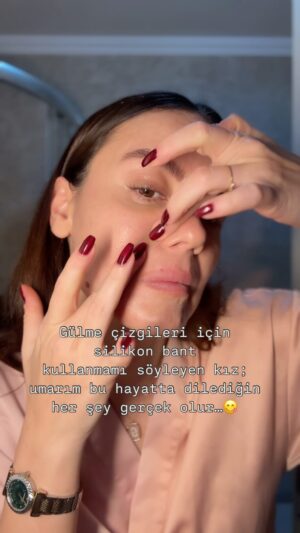 Gizem Denizci Instagram - Ben geldiiimm 🌸🌸 Kızlar bu bantları ilk kullandığım gecenin sabahı gözlerime inanamadım😳😳 Çünkü bantları çıkardığımda çizgiden eser dahi yoktu🩷  Ben genel olarak yan yatmaya alışık bir insanım ve bu pozisyondan dolayı çizgiler iyice yer edip derinleşebiliyor. Ama yüzü gerdirip bantları o bölgeye yapıştırdığınızda gece boyu o kısımda çizgi oluşmuyor. Ben çok memnun kaldım ve haftanın birkaç günü bu uygulamayı yapmaya başladım😍 Kırışmaya eğilimli başka bölgede de kullanılabiliyor (Mesela kaş arası) Bu arada bu bantların hyaluronik asitli olanı da varmış duyduğuma göre👀 Bulursam onu da deneyip paylaşıcam sizlerle✨Eğer bu uygulamayı yaparsanız aşağıya yorumlarınızı bekliyorum mutlaka😍🩷
.
.
.
.
.
#kişiselbakım #nazolabial #gülmeçizgisi #estetik #dolgu #botox #bakım #silikon #silikonbant #tavsiye #güzellik #hyaluronikasit