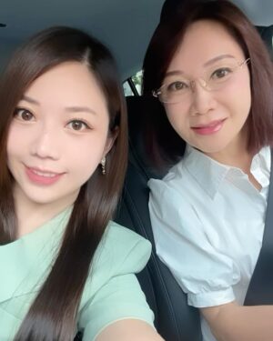 Gladys Tsai Instagram - 祝大家新年快樂💗
春節就是一整天吃吃喝喝
好好陪伴家人享受難得的假期時光～
一起準備團圓飯 閒聊 走春 拜拜都好幸福☺️
然後我媽剛剛很荒謬
拿了一個她朋友的影片一直叫我看

「妳看妳看！他們家超孝順的耶～
整個家族都下跪磕頭給爸媽紅包🧧」

「可是我今年紅包包給妳們超大包耶！
這樣才叫孝順吧！！！」

我媽還是反覆看了那個影片五六次
感覺莫名其妙超嚮往的😆😆
#看來明年要下跪上貢紅包給父皇母后
#那可以少包一個零嗎哈哈
#誰家也有這個超酷傳統習俗
#love #life #lifestyle #family #friends #new #happynewyear #kids 
#生活 #日常 #春節 #新年 #新年快樂 #家