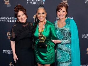 Gloria Estefan Instagram - Grammys @recordingacademy what a great night to celebrate music and raise funds for all those effected by the wildfires in #LosAngeles @musicares Grammys @recordingacademy qué gran noche para celebrar la música y recaudar fondos para todos los afectados por los incendios forestales en #LosAngeles @musicares