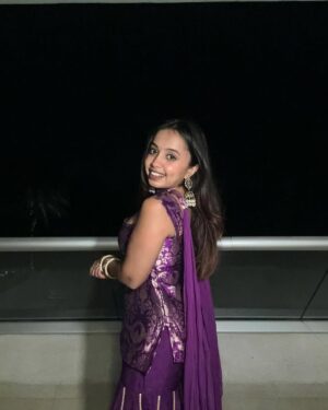 Gopali Tiwari Instagram - Tell me your fav go to 90’s or early 2000’s song 🫶🏻
