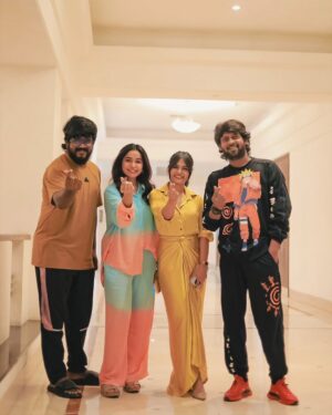 Gopika Ramesh Instagram - Our sweethearts are striking a pose! 💗
 
#SweetheartFromMarch14 📅 

@ysrfilms @itsyuvan @rio.raj @gopika_ramesh_ @swineeths.sukumar @renji_panicker @redin_kingsley @arunachaleswaran.pa @iam.fouzee #BalajiSubramanyam @editor_tamil @sivavaidooran @aj_tippu_dop @iam_.azar @sridevi_gopalakrishnan @ra.mkumar8057 @jaison_jos @thetanvishah @madhankarky @therukural @vigneshramakrishnalyricist @balajikombaiah @dharaniselvendran @jaison_jos @djjesudoss @shrikanthsundar @sukumar_mpse @thesoundaholics @reshmikarthigeyan @vinothgopal @srinath_viswanathan @vfxashok @yellow_tooths @apinternationalfilms @homescreenentertainment @proyuvraaj #FiveStarSenthil @thinkmusicofficial @gobeatroute
