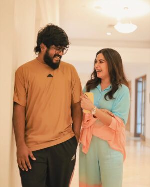 Gopika Ramesh Instagram - Our sweethearts are striking a pose! 💗
 
#SweetheartFromMarch14 📅 

@ysrfilms @itsyuvan @rio.raj @gopika_ramesh_ @swineeths.sukumar @renji_panicker @redin_kingsley @arunachaleswaran.pa @iam.fouzee #BalajiSubramanyam @editor_tamil @sivavaidooran @aj_tippu_dop @iam_.azar @sridevi_gopalakrishnan @ra.mkumar8057 @jaison_jos @thetanvishah @madhankarky @therukural @vigneshramakrishnalyricist @balajikombaiah @dharaniselvendran @jaison_jos @djjesudoss @shrikanthsundar @sukumar_mpse @thesoundaholics @reshmikarthigeyan @vinothgopal @srinath_viswanathan @vfxashok @yellow_tooths @apinternationalfilms @homescreenentertainment @proyuvraaj #FiveStarSenthil @thinkmusicofficial @gobeatroute