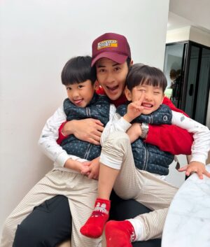 Grace Chan Instagram - 簡簡單單就是福❤️🥹

Storytime before bed for you all… 🛏️ 
其實大仔Rafa 🐷 生日正正就係情人節💕
本身有個trip要去，都特登推咗諗住陪佢staycation 過生日 🥲
點知呢個媽咪搞烏龍，最終去唔到
但係估唔到仔仔好識得諗 🥺
仲同我講遲啲先去啦！😙
最終嗰晚我哋仲一齊喺屋企嗌咗隻乳豬 🍣
第二日仲同兩個表哥游水BBQ！ 🍢
揸車返屋企嘅時候，佢同我講「this is the best birthday ever!」
🥹😭其實佢三歲嘅時候已經每年咁樣同我哋講❤️❤️
Oh dear Fafa~ Mommy promises to make it up to you! 🎂 
But for now, Happiest 6th Birthday little guy 🥳🥹💗