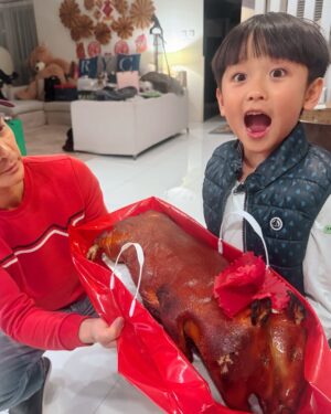 Grace Chan Instagram - 簡簡單單就是福❤️🥹

Storytime before bed for you all… 🛏️ 
其實大仔Rafa 🐷 生日正正就係情人節💕
本身有個trip要去，都特登推咗諗住陪佢staycation 過生日 🥲
點知呢個媽咪搞烏龍，最終去唔到
但係估唔到仔仔好識得諗 🥺
仲同我講遲啲先去啦！😙
最終嗰晚我哋仲一齊喺屋企嗌咗隻乳豬 🍣
第二日仲同兩個表哥游水BBQ！ 🍢
揸車返屋企嘅時候，佢同我講「this is the best birthday ever!」
🥹😭其實佢三歲嘅時候已經每年咁樣同我哋講❤️❤️
Oh dear Fafa~ Mommy promises to make it up to you! 🎂 
But for now, Happiest 6th Birthday little guy 🥳🥹💗