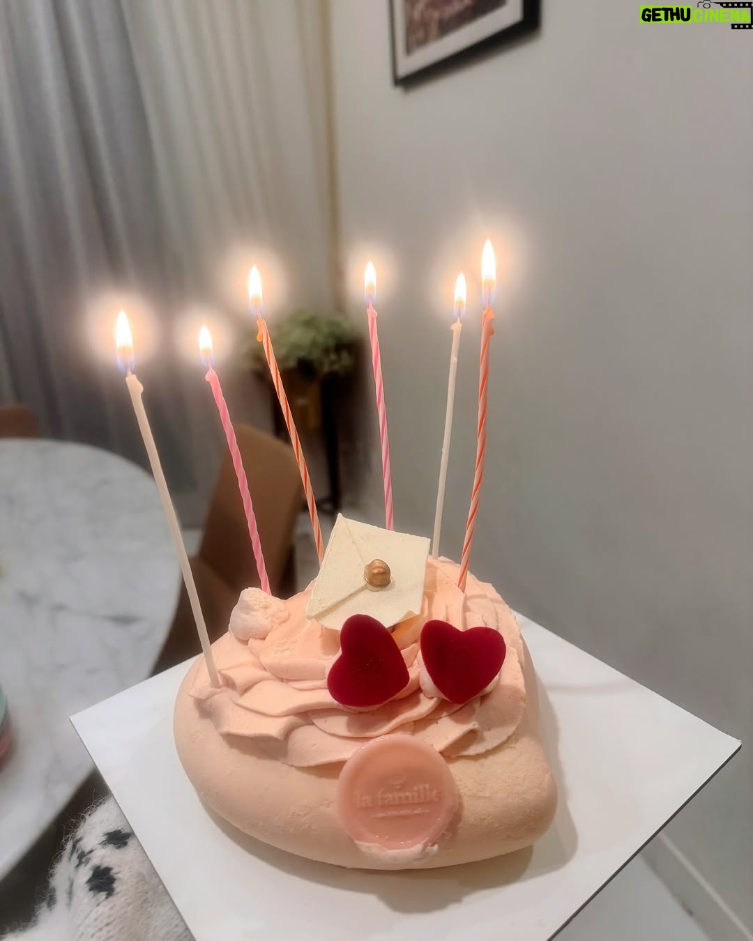 Grace Chan - 10.5K Likes - 簡簡單單就是福❤️🥹
Storytime before bed for you all… 🛏️
其實大仔Rafa 🐷 生日正正就係情人節💕
本身有個trip要去,都特登推咗諗住陪佢staycation 過生日 🥲
點知呢個媽咪搞烏龍,最終去唔到
但係估唔到仔仔好識得諗 🥺
仲同我講遲啲先去啦!😙
最終嗰晚我哋仲一齊喺屋企嗌咗隻乳豬 🍣
第二日仲同兩個表哥游水BBQ! 🍢
揸車返屋企嘅時候,佢同我講「this is the best birthday ever!」
🥹😭其實佢三歲嘅時候已經每年咁樣同我哋講❤️❤️
Oh dear Fafa~ Mommy promises to make it up to you! 🎂
But for now, Happiest 6th Birthday little guy 🥳🥹💗
