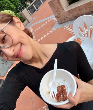 Grace Chan Instagram - 簡簡單單就是福❤️🥹

Storytime before bed for you all… 🛏️ 
其實大仔Rafa 🐷 生日正正就係情人節💕
本身有個trip要去，都特登推咗諗住陪佢staycation 過生日 🥲
點知呢個媽咪搞烏龍，最終去唔到
但係估唔到仔仔好識得諗 🥺
仲同我講遲啲先去啦！😙
最終嗰晚我哋仲一齊喺屋企嗌咗隻乳豬 🍣
第二日仲同兩個表哥游水BBQ！ 🍢
揸車返屋企嘅時候，佢同我講「this is the best birthday ever!」
🥹😭其實佢三歲嘅時候已經每年咁樣同我哋講❤️❤️
Oh dear Fafa~ Mommy promises to make it up to you! 🎂 
But for now, Happiest 6th Birthday little guy 🥳🥹💗