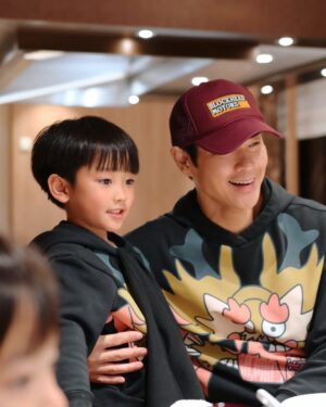 Grace Chan Instagram - 簡簡單單就是福❤️🥹

Storytime before bed for you all… 🛏️ 
其實大仔Rafa 🐷 生日正正就係情人節💕
本身有個trip要去，都特登推咗諗住陪佢staycation 過生日 🥲
點知呢個媽咪搞烏龍，最終去唔到
但係估唔到仔仔好識得諗 🥺
仲同我講遲啲先去啦！😙
最終嗰晚我哋仲一齊喺屋企嗌咗隻乳豬 🍣
第二日仲同兩個表哥游水BBQ！ 🍢
揸車返屋企嘅時候，佢同我講「this is the best birthday ever!」
🥹😭其實佢三歲嘅時候已經每年咁樣同我哋講❤️❤️
Oh dear Fafa~ Mommy promises to make it up to you! 🎂 
But for now, Happiest 6th Birthday little guy 🥳🥹💗
