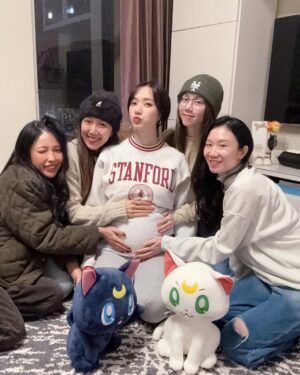 Grace Wong Instagram - 👶🏻: Hello Aunties 😍
多謝你哋陪我一齊食新年飯! 🥰

Feels like every time we meet, we encourage each other and are filled with the Holy spirit! 🫂🙌🏻 love you girlssssssss ❤️

#大家需要食住家飯
#justcallme
#B5
#ShermaneatslikeaCat🐱
#GemAndILoveMintChoco😋