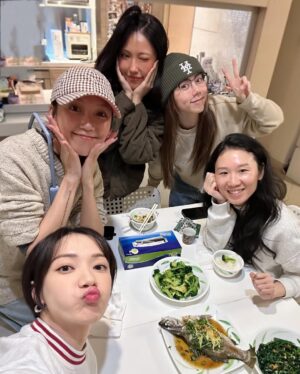 Grace Wong Instagram - 👶🏻: Hello Aunties 😍
多謝你哋陪我一齊食新年飯! 🥰

Feels like every time we meet, we encourage each other and are filled with the Holy spirit! 🫂🙌🏻 love you girlssssssss ❤️

#大家需要食住家飯
#justcallme
#B5
#ShermaneatslikeaCat🐱
#GemAndILoveMintChoco😋