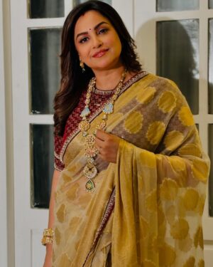 Gurdeep Kohli Instagram - New work New beginnings New roleplay #actorslife🎬 
Meet Smita Zaveri #kumkumbhagya 
Mon to sun only on @zeetv @zee5 9pm @balajitelefilmslimited 
#bestfootforward #somethingnewchallenge❤️ #jaishrikrishna #gujuben