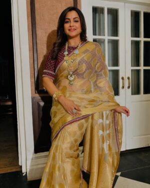 Gurdeep Kohli Instagram - New work New beginnings New roleplay #actorslife🎬 
Meet Smita Zaveri #kumkumbhagya 
Mon to sun only on @zeetv @zee5 9pm @balajitelefilmslimited 
#bestfootforward #somethingnewchallenge❤️ #jaishrikrishna #gujuben