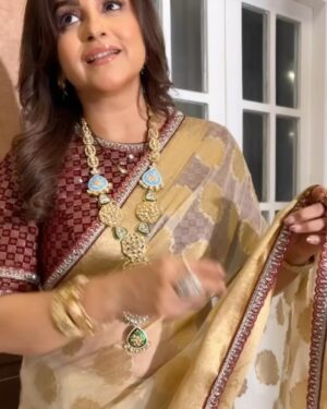 Gurdeep Kohli Instagram - New work New beginnings New roleplay #actorslife🎬 
Meet Smita Zaveri #kumkumbhagya 
Mon to sun only on @zeetv @zee5 9pm @balajitelefilmslimited 
#bestfootforward #somethingnewchallenge❤️ #jaishrikrishna #gujuben