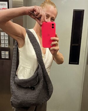 Guta Stresser Instagram - Nunca fui de foto no espelho do elevador. Mas é que essa bolsa linda, não ia ter outro jeito de mostrar como, além de linda, é o tipo de bolsa que “veste bem”! Feita a mão pela comadre (dinda do Bento!) @paulagreca e que vende pelo insta dela, que vou marcar aqui! AMEI PAULINHA ❤️🥰 👛 👏🏼👏🏼👏🏼👏🏼👏🏼 
.
#gutastresser #guta #paulinhagrecabolsas #bolsas #bolsafeitaamão #selfienoelevador #curitiba #curitibanas 🫶🏽🫶🏽🫶🏽