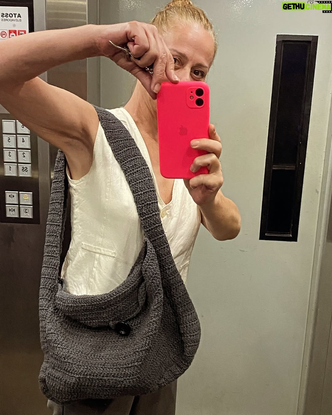 Guta Stresser - 2.5K Likes - Nunca fui de foto no espelho do elevador. Mas é que essa bolsa linda, não ia ter outro jeito de mostrar como, além de linda, é o tipo de bolsa que “veste bem”! Feita a mão pela comadre (dinda do Bento!) @paulagreca e que vende pelo insta dela, que vou marcar aqui! AMEI PAULINHA ❤️🥰 👛 👏🏼👏🏼👏🏼👏🏼👏🏼
.
#gutastresser #guta #paulinhagrecabolsas #bolsas #bolsafeitaamão #selfienoelevador #curitiba #curitibanas 🫶🏽🫶🏽🫶🏽