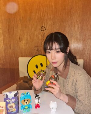 Ha Da-in Instagram - 🤎🐻🙂🐻🤎