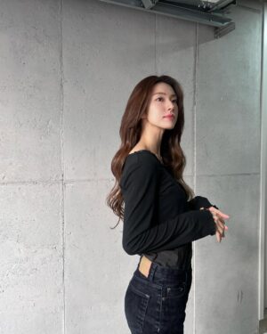 Ha Yeong Instagram - 🖤
