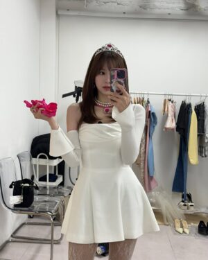 Han Bo-reum Instagram - 초롱이가 입혀준 공주 등장! 🎀