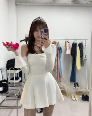 Han Bo-reum Instagram - 초롱이가 입혀준 공주 등장! 🎀