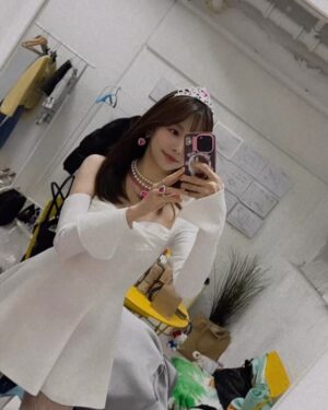 Han Bo-reum Instagram - 초롱이가 입혀준 공주 등장! 🎀
